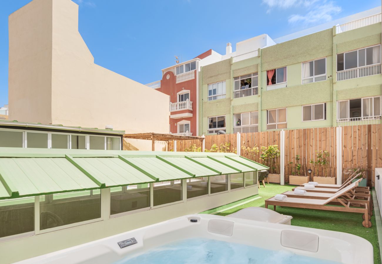 terraza con jacuzzi, cerca de la playa