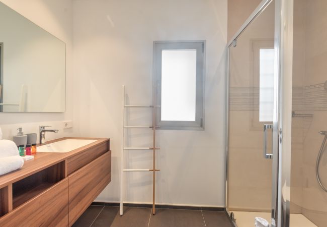Twee comfortabele badkamer met douche