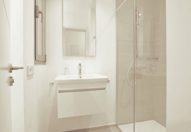 Comfortabele badkamer met douche