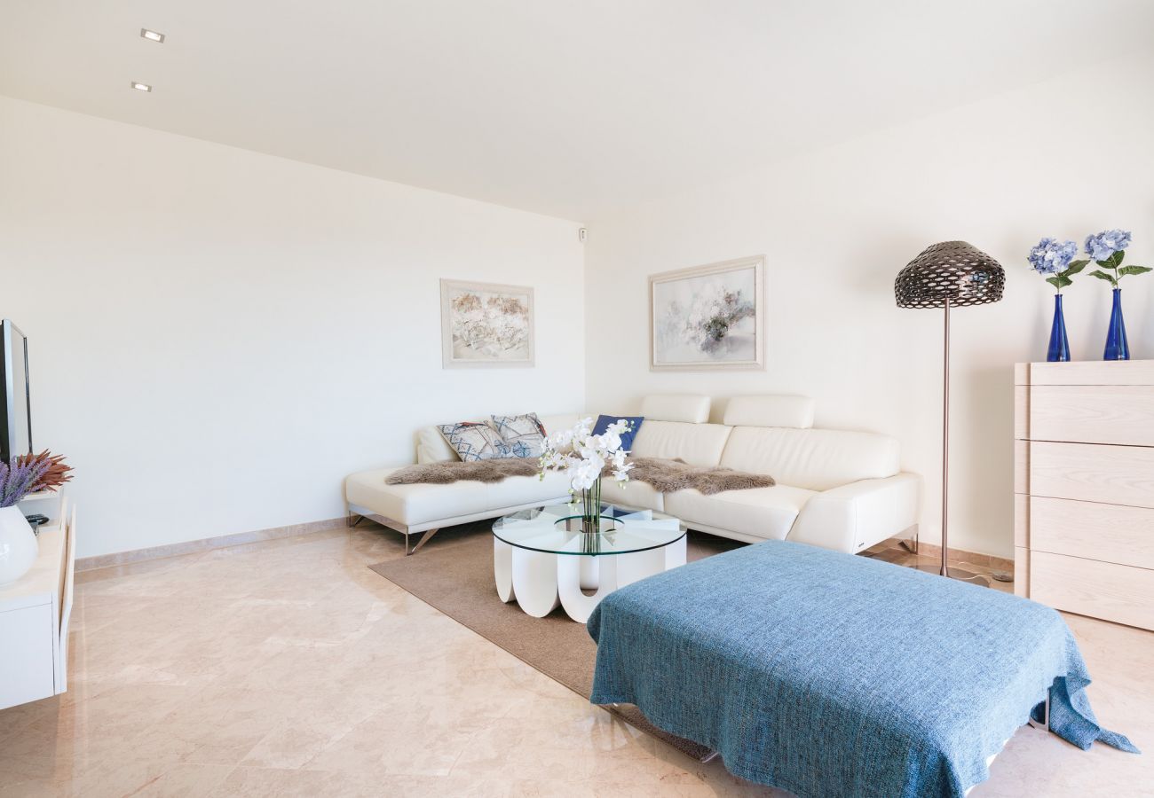 Luminous living room sea view