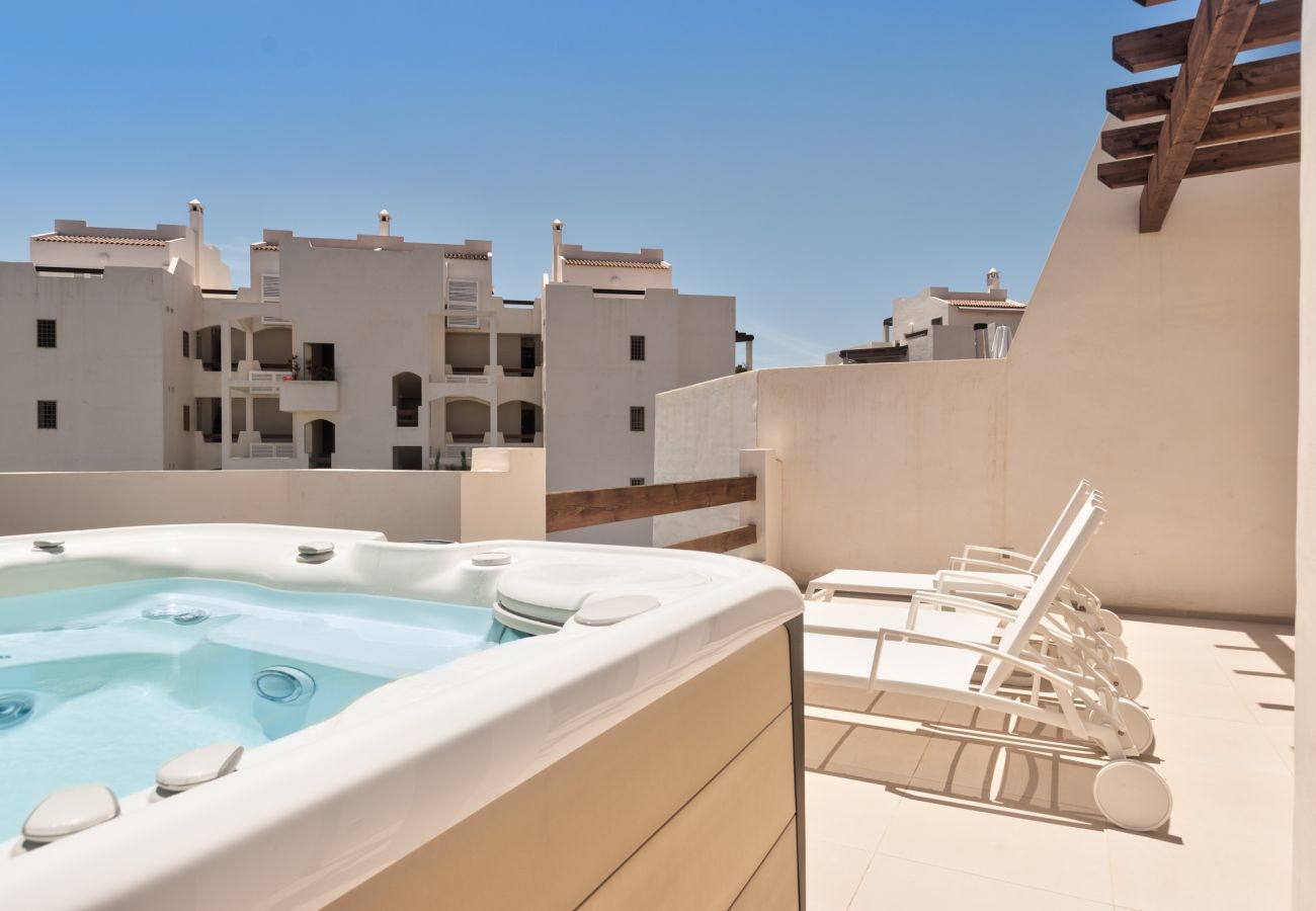 Jacuzzi sunbathing area