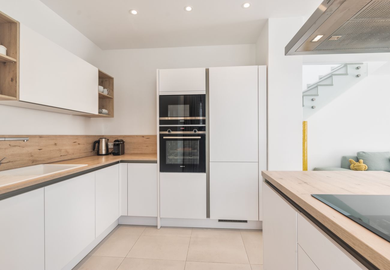 Equipped kitchen open to the living room