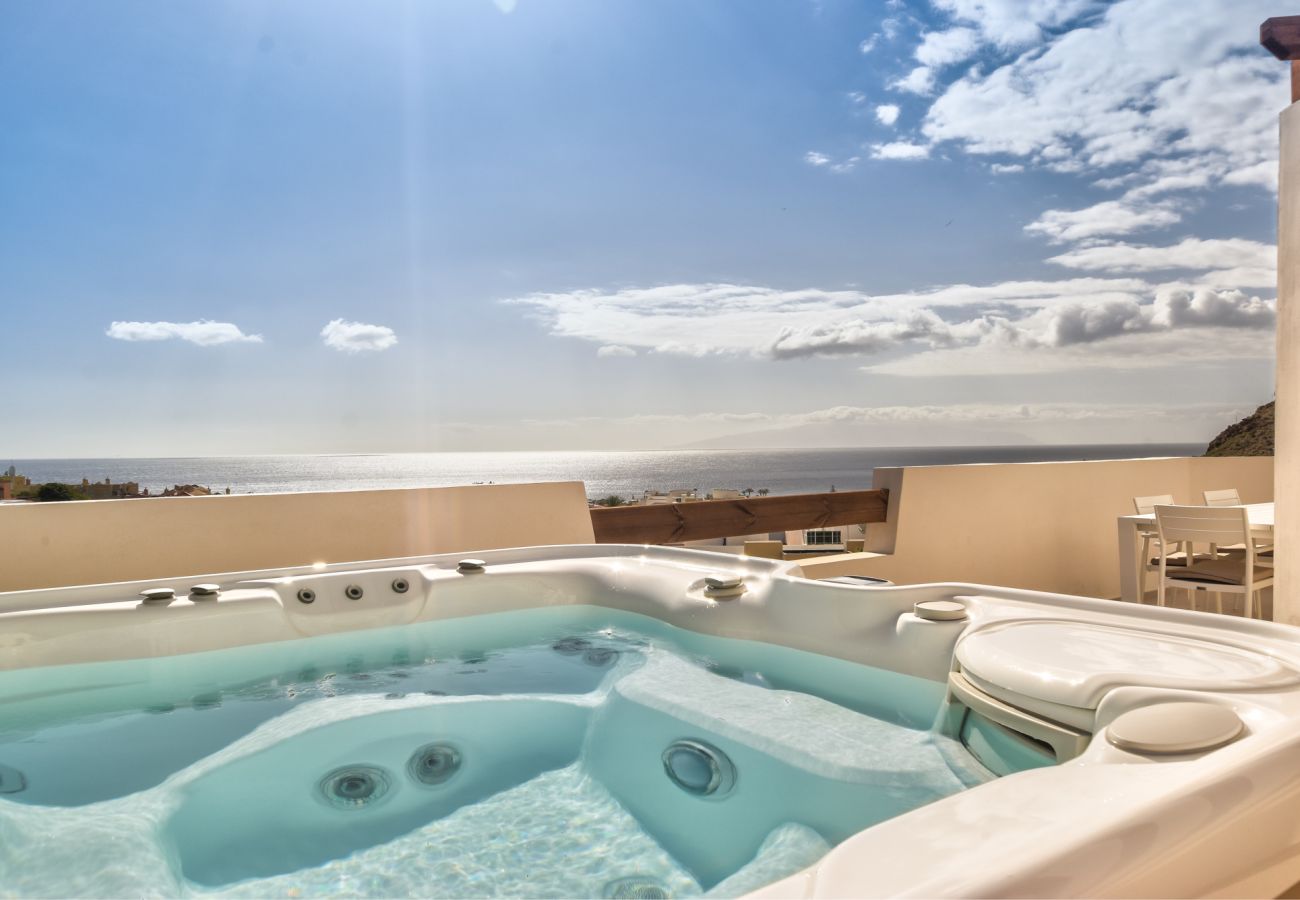 Rooftop jacuzzi 