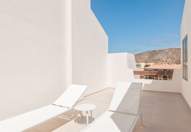 Large terrace sunbathing area