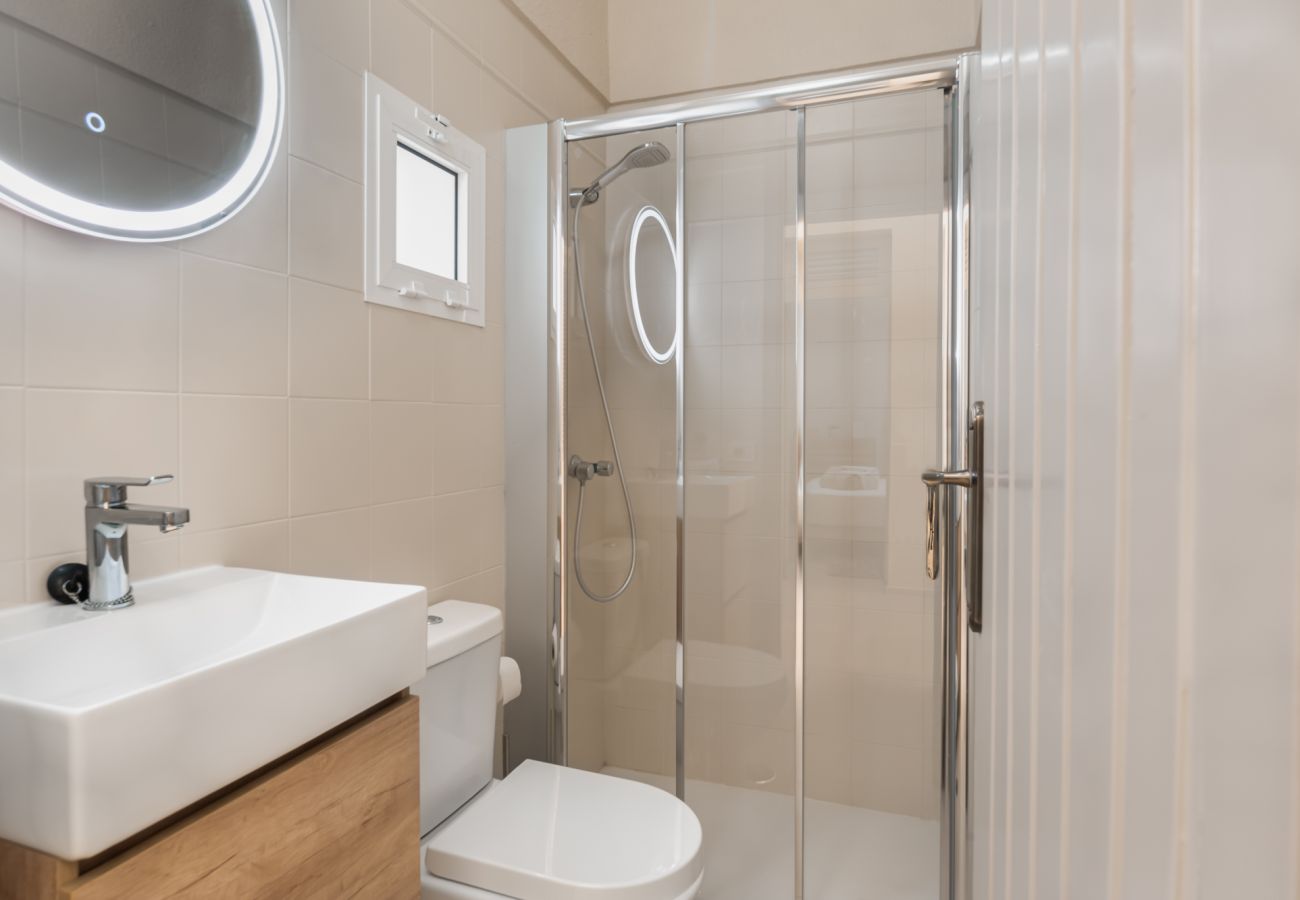 complete bathroom with shower