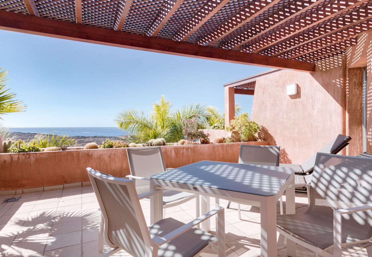 Grande terrasse table à manger vue sur la mer