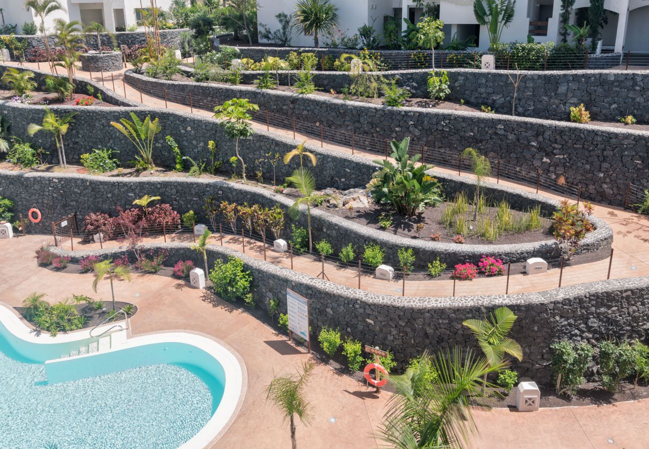 Complexe résidentiel privé de luxe jardins piscines gymnase.