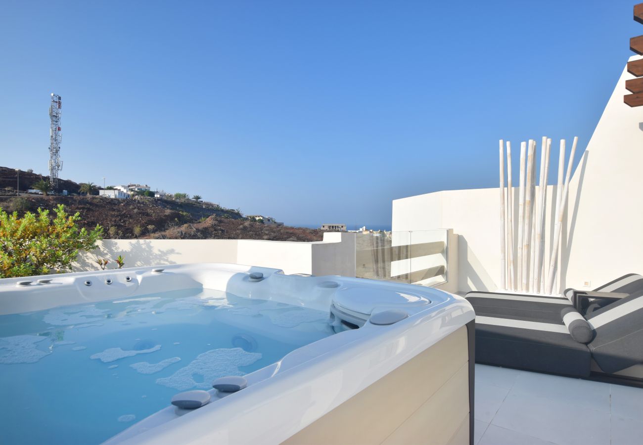 Jacuzzi sur le toit chaises longues