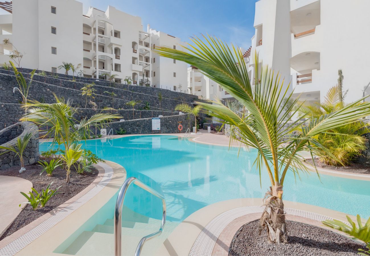 Complexe résidentiel privé de luxe avec jardins, piscines et gymnase.