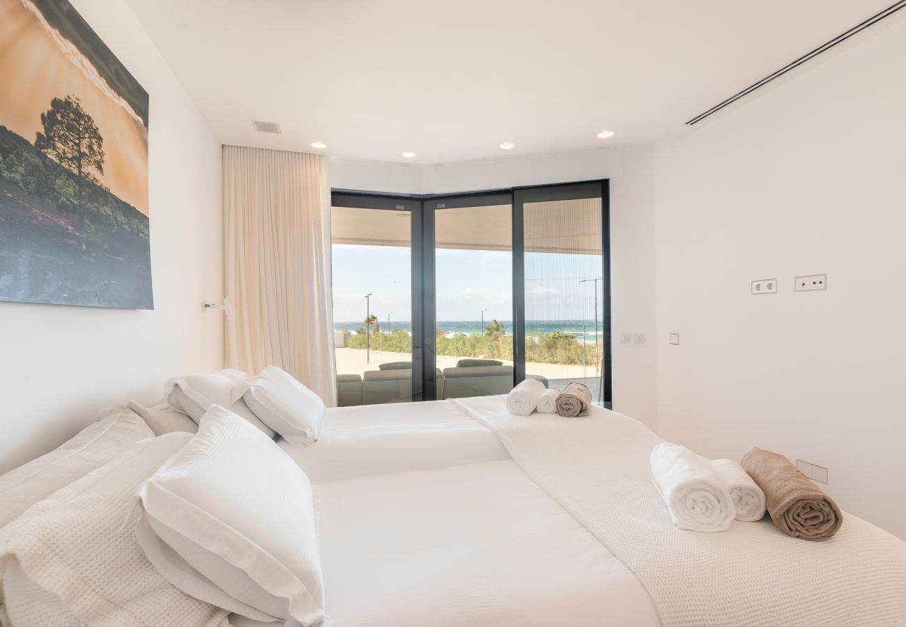 Grande chambre avec lit king-size avec vue sur la mer