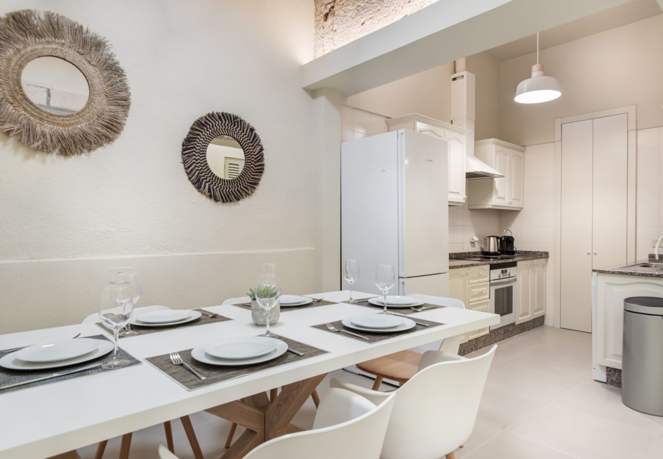 salon/salle à manger avec cuisine entièrement équipée