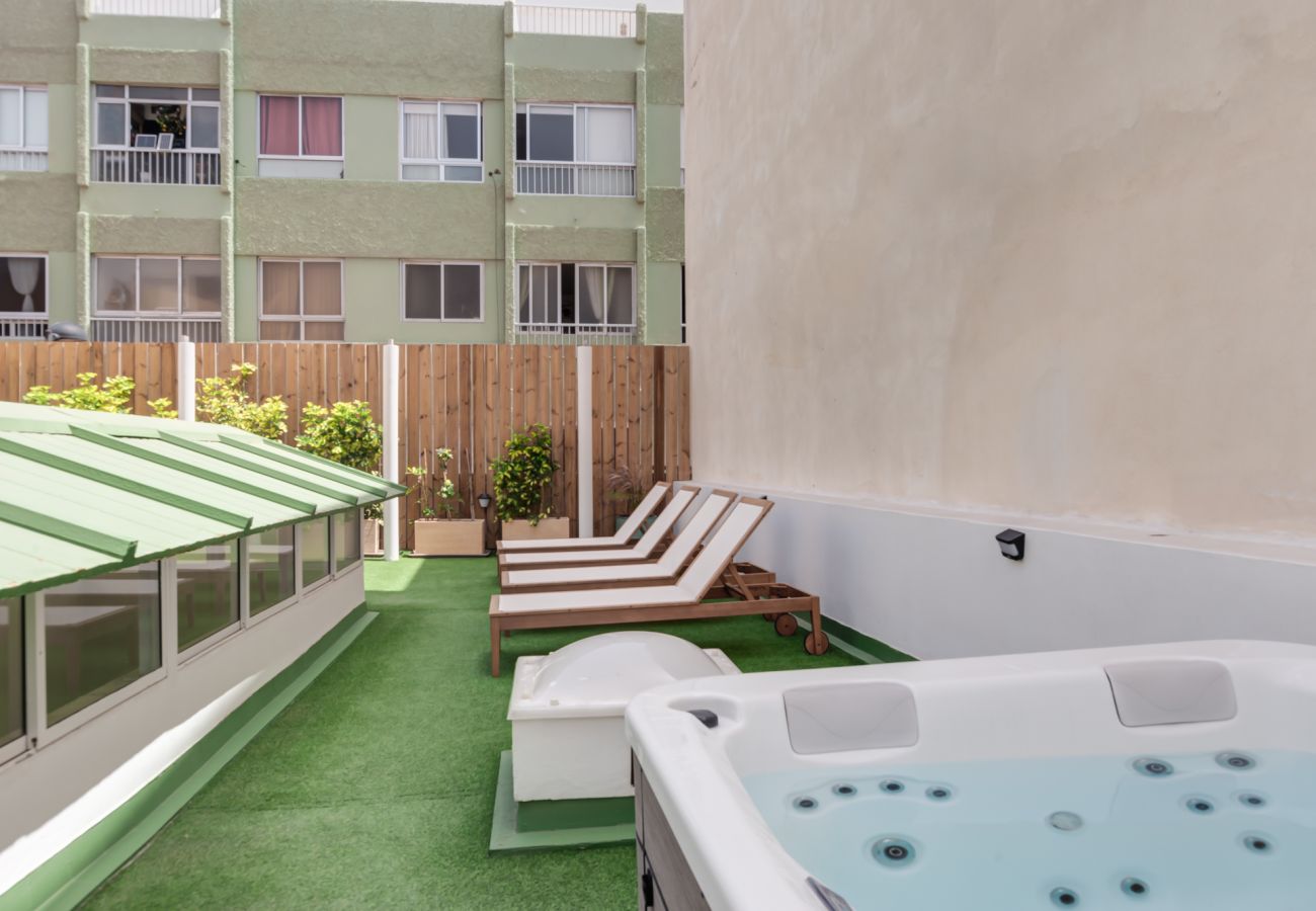 terrasse avec jacuzzi, à proximité de la plage